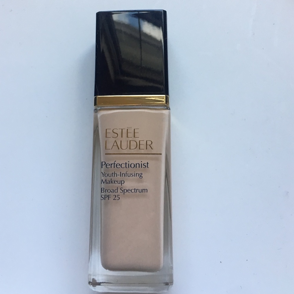Estée Lauder Perfectionist Youth serum Foundation